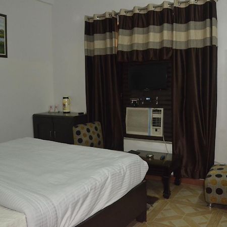 Hotel Royal Classic Bareli Exterior foto