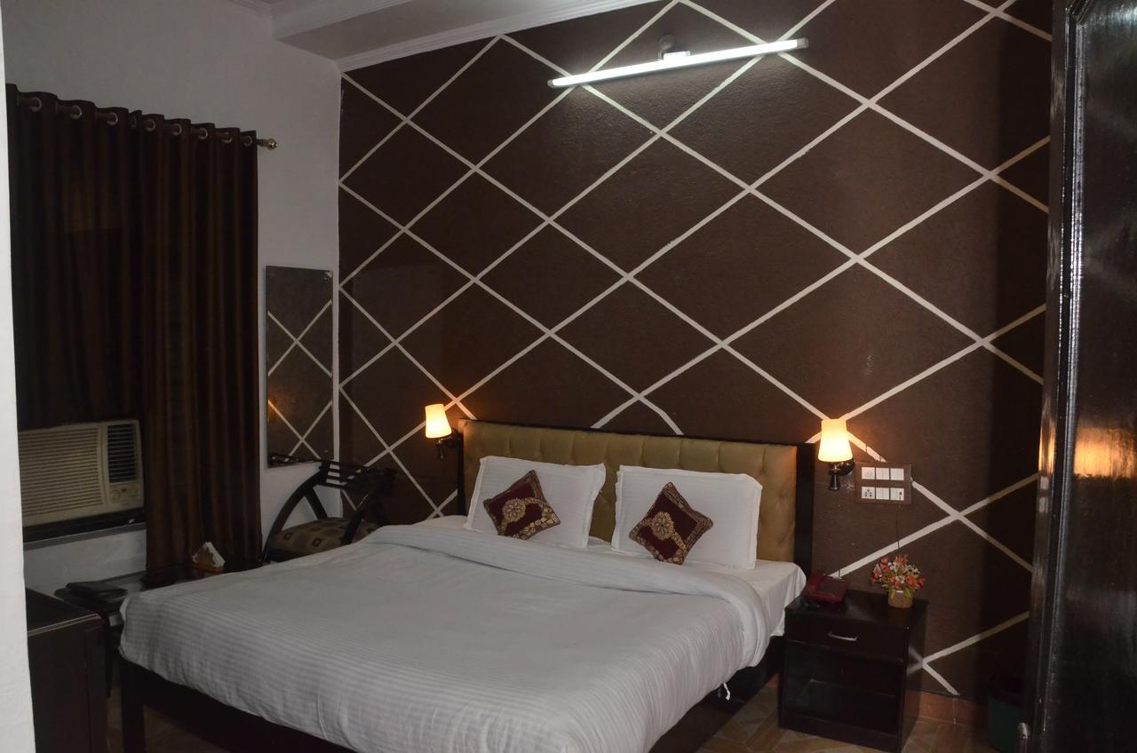 Hotel Royal Classic Bareli Exterior foto