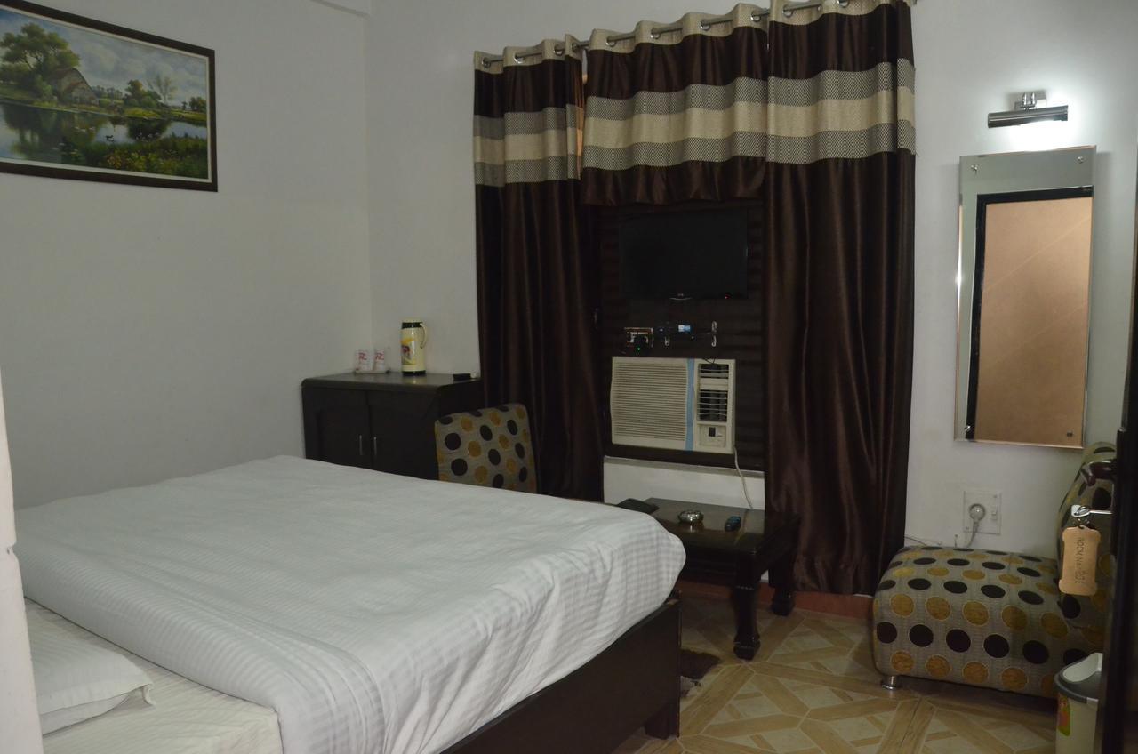 Hotel Royal Classic Bareli Exterior foto