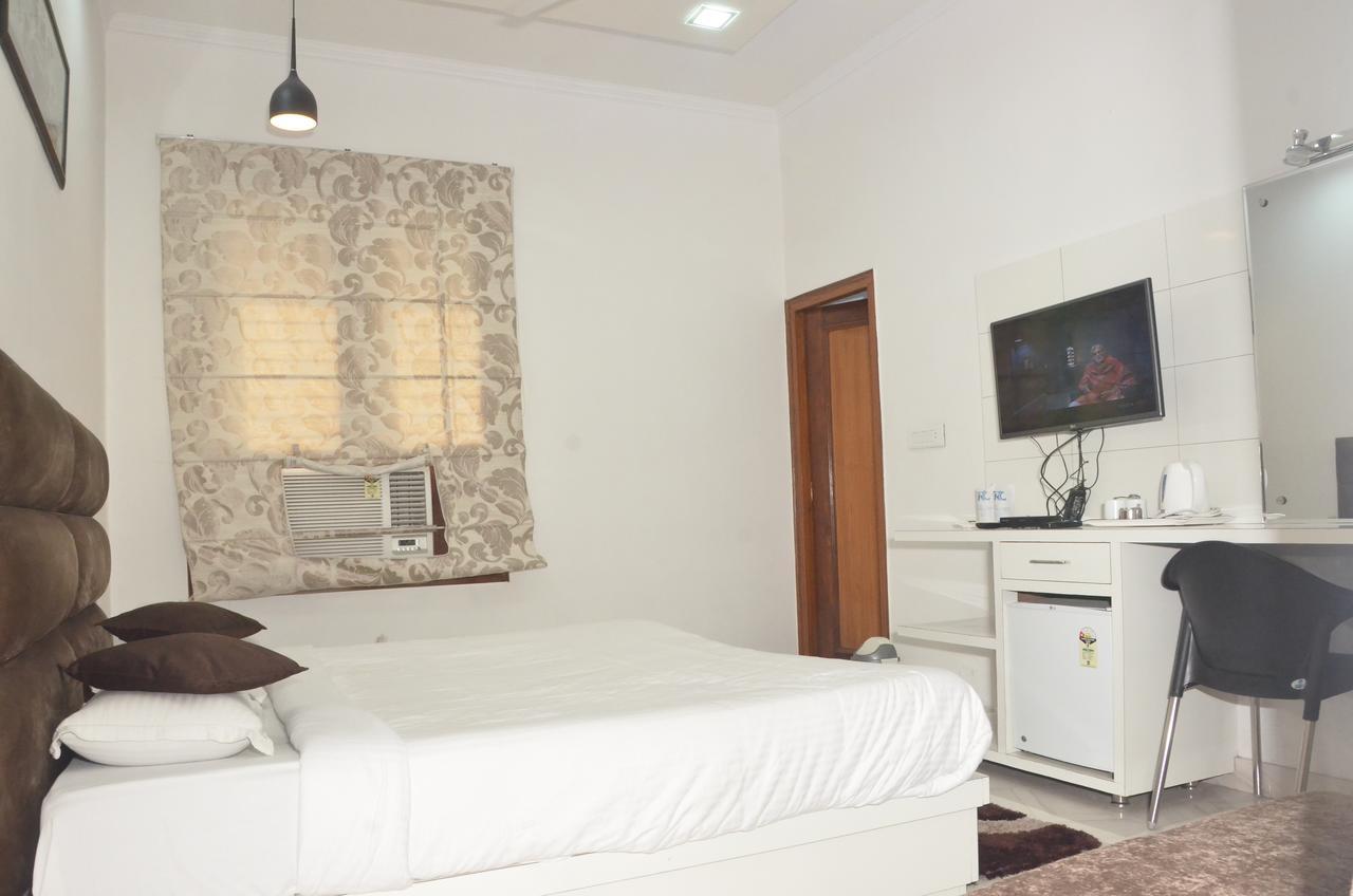 Hotel Royal Classic Bareli Exterior foto