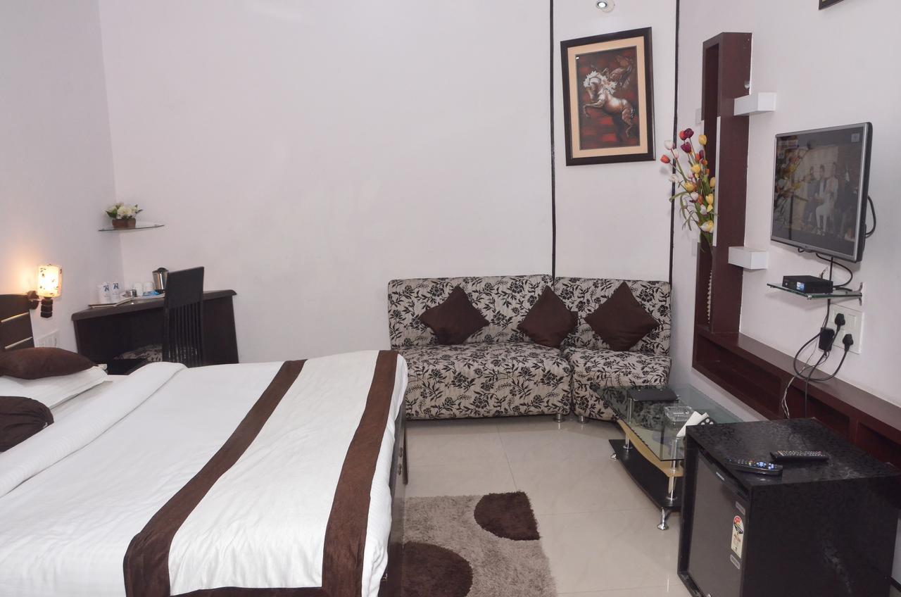 Hotel Royal Classic Bareli Exterior foto