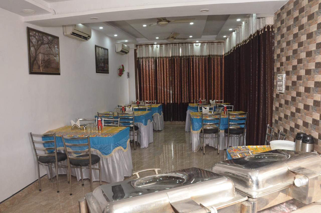 Hotel Royal Classic Bareli Exterior foto