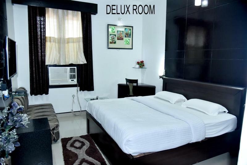 Hotel Royal Classic Bareli Exterior foto