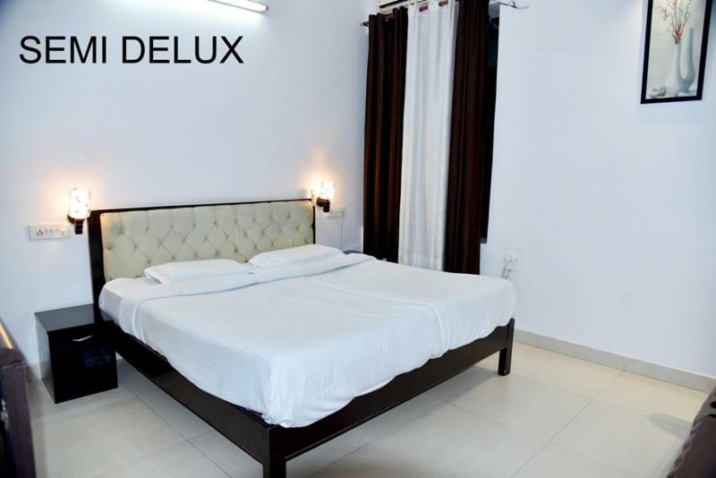 Hotel Royal Classic Bareli Exterior foto