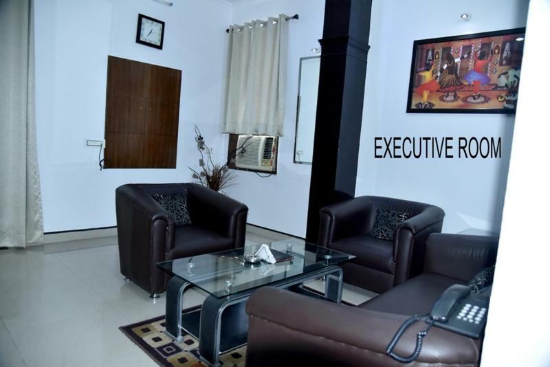 Hotel Royal Classic Bareli Exterior foto