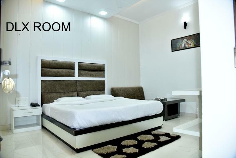 Hotel Royal Classic Bareli Exterior foto