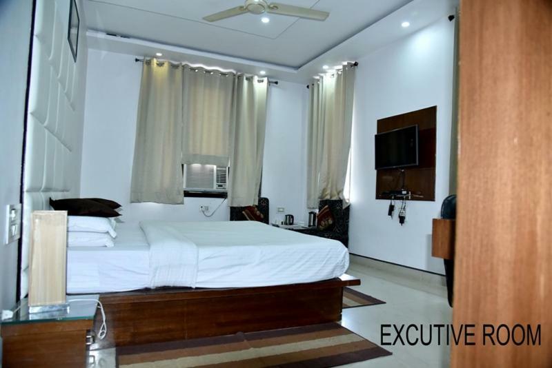 Hotel Royal Classic Bareli Exterior foto