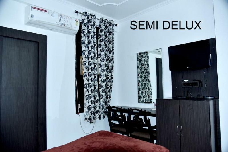 Hotel Royal Classic Bareli Exterior foto