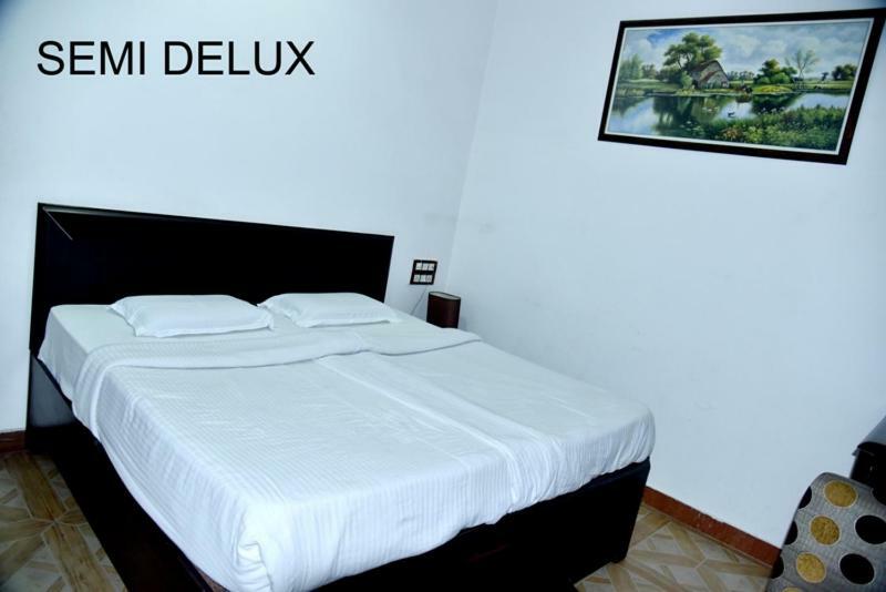 Hotel Royal Classic Bareli Exterior foto